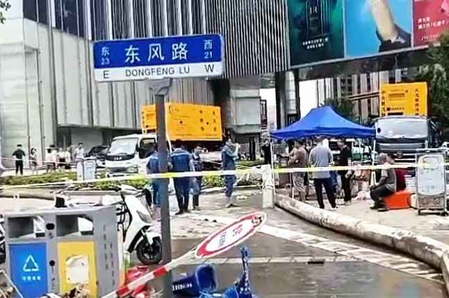 必一·运动(B-Sports)官方网站排涝突击队在排涝现场